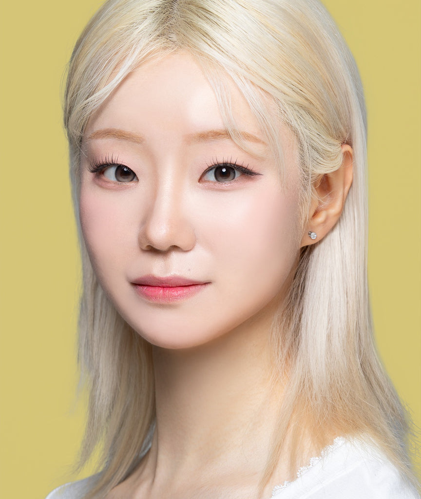 Model wearing PUREBLE ASH BROWN lenses – natural ash brown eye color with comfortable fit